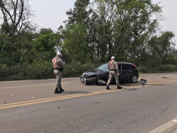 A colisão envolveu um Ford Focus e uma Ford Ranger.