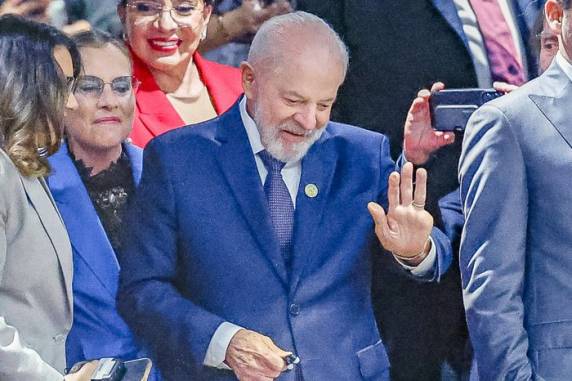 Manobra foi necessária para despejar combustível, a fim de reduzir o peso e viabilizar a aterrissagem. Presidente embarca em outra aeronave e retorna ao Brasil assim que possível