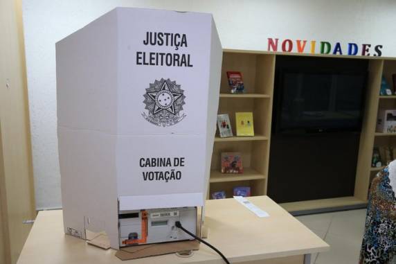Justiça Eleitoral não proíbe a venda ou consumo dos produtos, mas cada Estado tem autonomia para decidir como será em seu território. No Rio Grande do Sul, esse impedimento não existe desde 1996