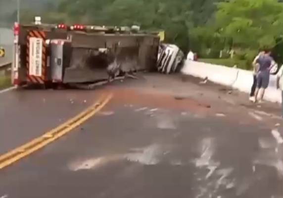 O acidente ocorreu na cabeceira da ponte do Goio-Ên, que liga os estados de Santa Catarina e Rio Grande do Sul, na SC-480, em Chapecó