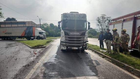 O acidente envolveu um Volkswagen Gol e uma carreta, resultando em três pessoas feridas