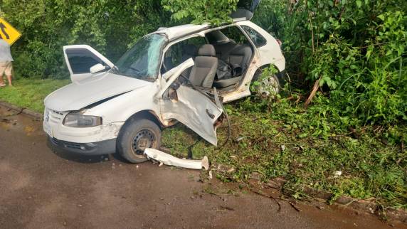 O acidente envolveu um Volkswagen Gol e uma carreta, resultando em três pessoas feridas