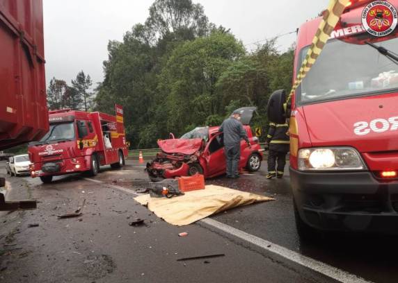 Vítima foi socorrida com fratura exposta em uma das pernas após colisão entre carro e caminhão.