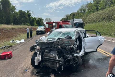 Colisão frontal envolvendo dois carros aconteceu na entrada do Ati-Açu