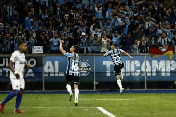 Aravena, Braithwaite e Soteldo fizeram os gols do Tricolor e Hércules marcou para o time cearense; clube gaúcho assumiu provisoriamente o 11º lugar do Brasileirão