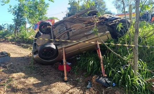 Após a batida, um dos carros caiu em uma ribanceira