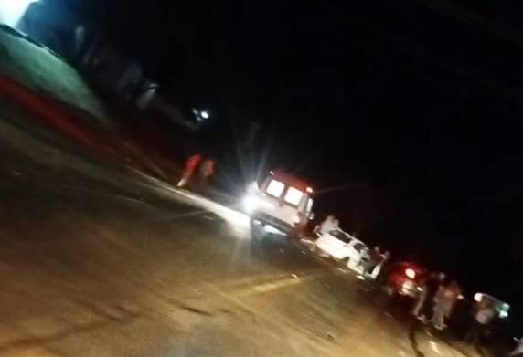 Um homem ficou preso as ferragens do carro que conduzia