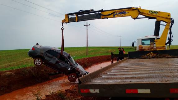 O motorista conseguiu sair do interior do veículo