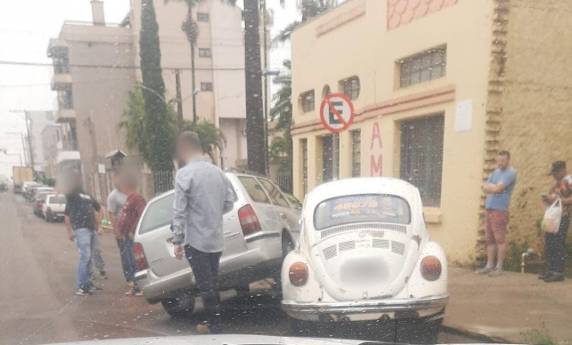 A Parati teve a frente cortada por uma S10 quando acabou colidindo no Fusca