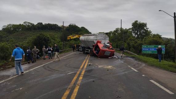 A carreta envolvida é emplcada em São Luiz Gonzaga, e o caminhão é de Erechim