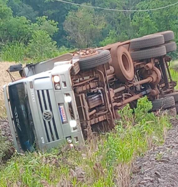 Veículo estava carregado com pedras