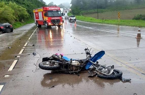 O casal residia em Palmeira das Missões e estava em uma moto Honda NXR 160 Bross que bateu contra um veículo Chevrolet Onix