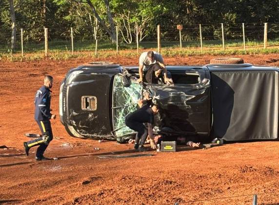 Nas imagens, gravadas pelo público presente, é possível observar pelo menos 4 pessoas que estão no interior do veículo que tomba na pista de terra e fica de lado atingindo pelo menos duas pessoas.