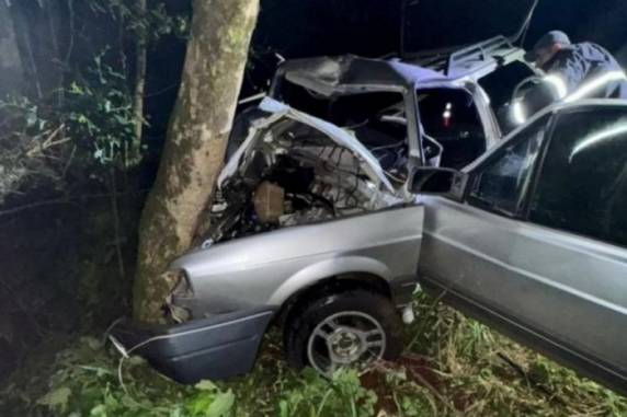 Eles eram de Passo Fundo e estavam no carro com outras duas pessoas. O condutor, que ainda não foi identificado, perdeu o controle do veículo e bateu em uma árvore