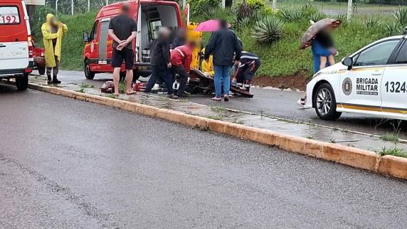 O homem teve ferimentos graves, com fratura na perna e maxilar. Ele foi socorrido e encaminhado para atendimento hospitalar.