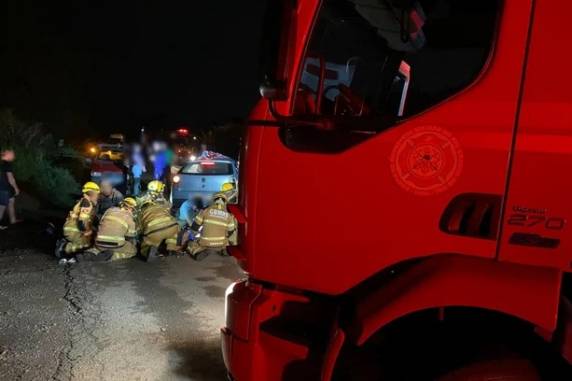 Dois carros colidiram na rodovia; o motorista de um dos veículos chegou a ficar preso às ferragens