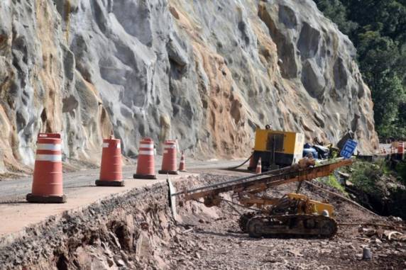 Rodovia tem restrições desde junho de 2023, quando a chuva resultou em um deslizamento de grandes proporções, comprometendo o leito da rodovia. Novos danos também ocorreram com temporais registrados nos meses seguintes