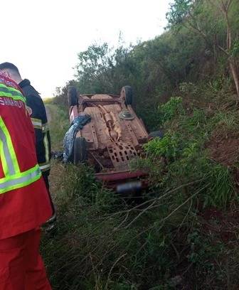 Passageira também precisou ser socorrida e foi encaminhada, com ferimentos, para atendimento hospitalar; segundo os bombeiros voluntários de Sananduva, ela não corre risco de morte