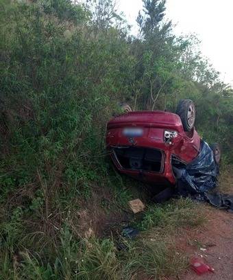 Passageira também precisou ser socorrida e foi encaminhada, com ferimentos, para atendimento hospitalar; segundo os bombeiros voluntários de Sananduva, ela não corre risco de morte