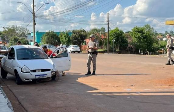 Populares relataram que o veículo causador da colisão fugiu sem prestar socorro à condutora do Ford Ka