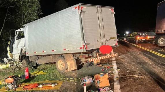Colisão frontal entre dos caminhões ocorreu por volta das 19h20, no km 119 da rodovia. Vítima fatal era motorista de um dos veículos, com placas de Caxias do Sul