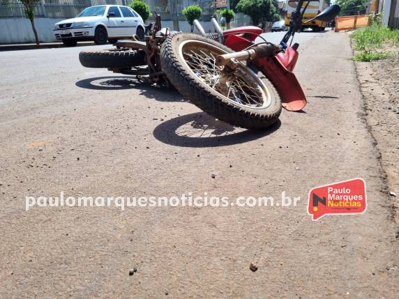 Uma colisão transversal envolveu uma moto e um ônibus