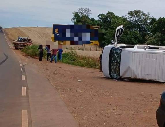 A colisão resultou em danos materiais, mas não há relatos de vítimas.