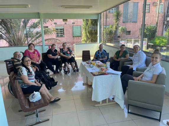 Conduzido por uma equipe multidisciplinar, o grupo trabalha questões ligadas a alimentação e disciplina, com foco na melhoria da qualidade de vida.