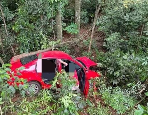 Três adultos e uma criança estavam em um automóvel Polo envolvido no acidente