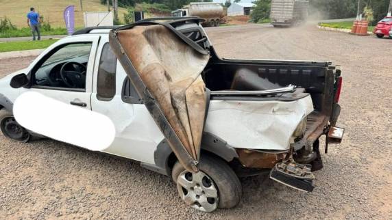 Três adultos e uma criança estavam em um automóvel Polo envolvido no acidente