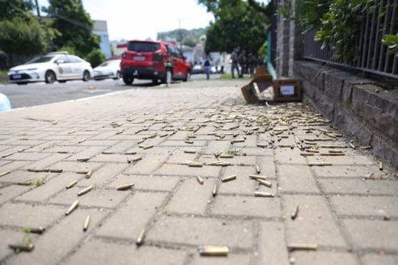 Policiais foram atender ocorrência de rotina em Novo Hamburgo, e não imaginavam que homem surtado teria poder de fogo para balear mais de uma dezena de pessoas