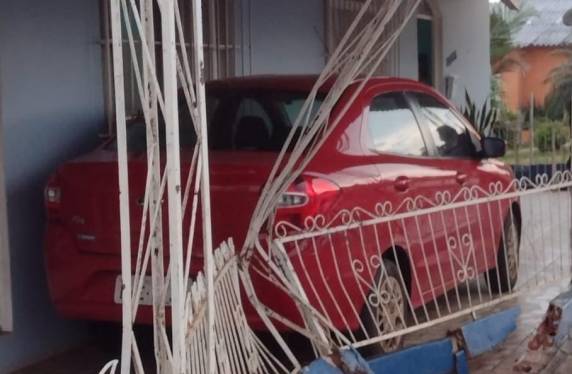 O impacto danificou parte do muro e da grade da casa e por pouco, a colisão não atingiu um segundo veículo que estava estacionado na garagem da residência.