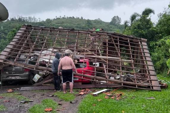 Prefeituras de diversas regiões registraram prejuízos com a tempestade, principalmente na metade norte do Estado. Uma pessoa ficou ferida e 12 estão desalojadas