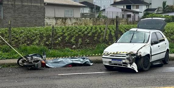 O condutor do carro permaneceu no local do acidente