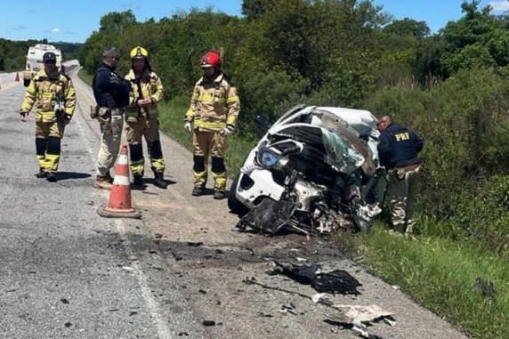 A colisão frontal, envolvendo um carro e uma carreta, matou uma mulher de 48 anos na rodovia que liga Pelotas a Bagé