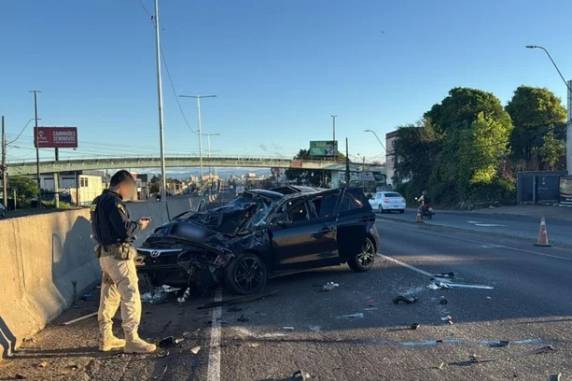 De acordo com a Polícia Rodoviária Federal, o carro Hyundai i30 colidiu contra a mureta da rodovia