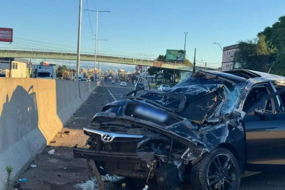 De acordo com a Polícia Rodoviária Federal, o carro Hyundai i30 colidiu contra a mureta da rodovia