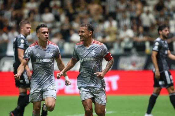 Alan Patrick, de pênalti, Bernabei e Bruno Tabata marcaram os gols colorados. Vargas descontou para o Galo. Com o resultado, time gaúcho fica dois pontos atrás do Flamengo, quarto colocado