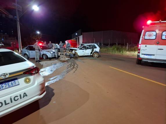 Equipes do Corpo de Bombeiros e do Samu socorreram os feridos