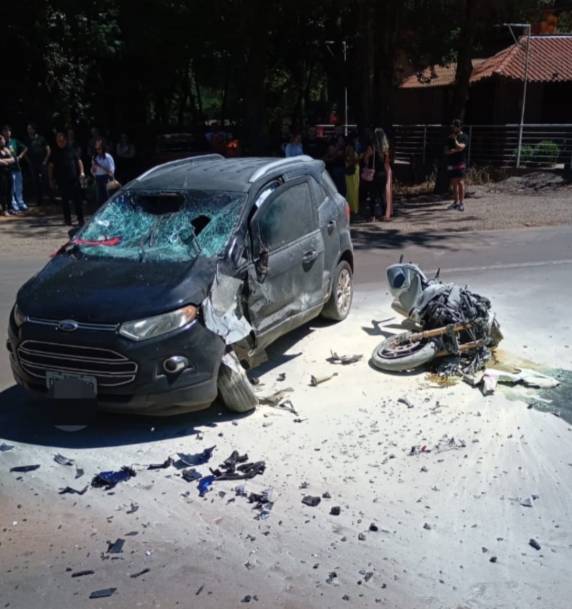 O acidente aconteceu no início da tarde deste domingo