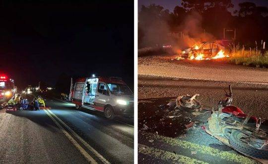 O impacto foi tão forte que o carro, modelo Prisma, saiu da pista e pegou fogo