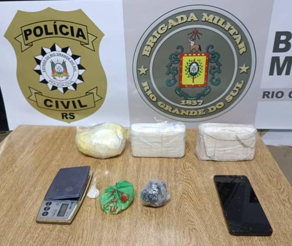 Policiais localziaram buchas da droga e também cocaína enterrada no pátio da casa do homem e a mulher