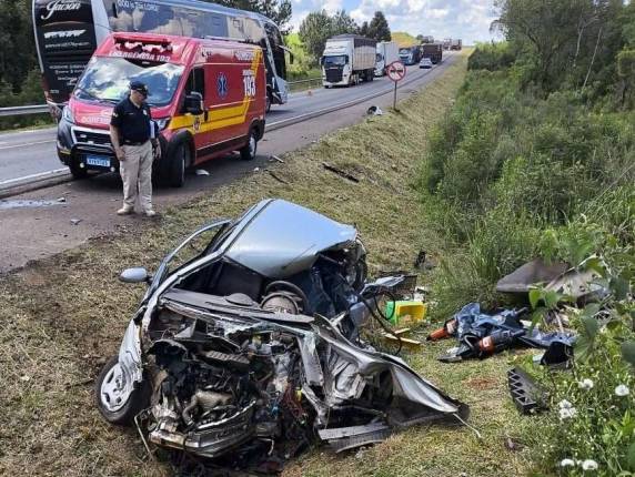 A vítima era motorista de um Chevrolet Corsa e já estava em óbito quando o Corpo de Bombeiros chegou ao local.