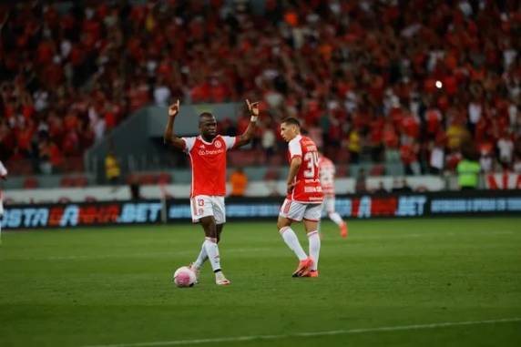 Com o resultado, Colorado segue em quinto lugar no Brasileirão, a dois pontos do G-4; Alcaraz e Valencia marcaram os gols da partida