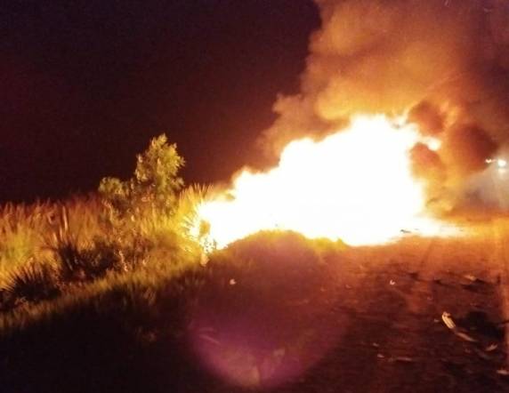 O automóvel colidiu na traseira de uma carreta