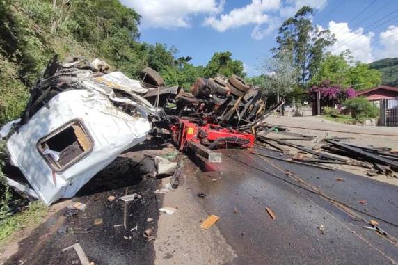 Trânsito no local está liberado em meia pista. Polícia Rodoviária Federal (PRF) atua no controle do fluxo