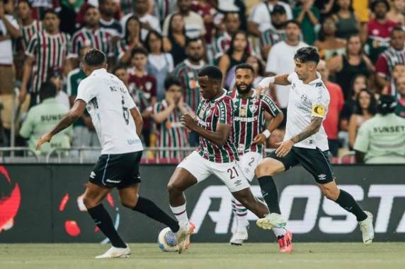 Tricolor gaúcho saiu na frente com Braithwaite, Arias e Kauã Elias viraram para os cariocas, mas Reinaldo, de pênalti, deixou tudo igual