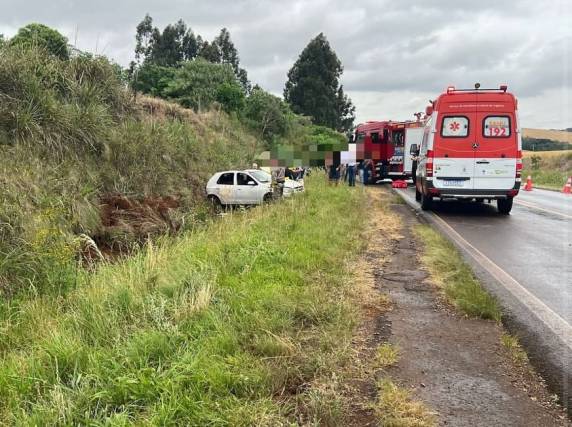Um automóvel Celta saiu da pista e bateu contra o barranco na lateral da rodovia