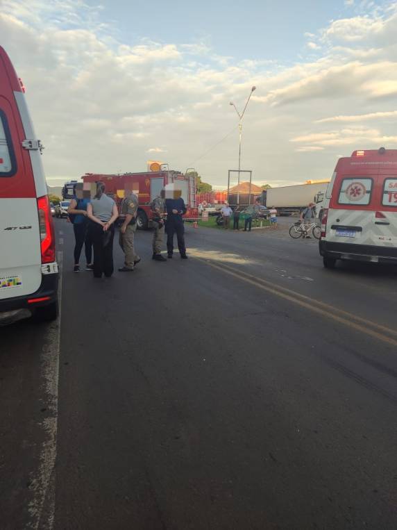 Houve colisão entre duas motos. Condutores foram levados para atendimento médico
