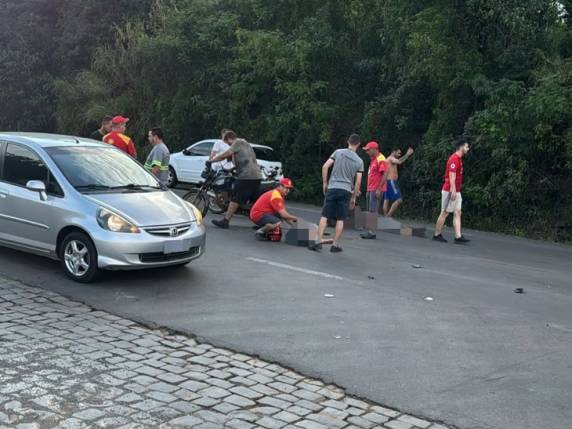 Houve colisão entre duas motos. Condutores foram levados para atendimento médico